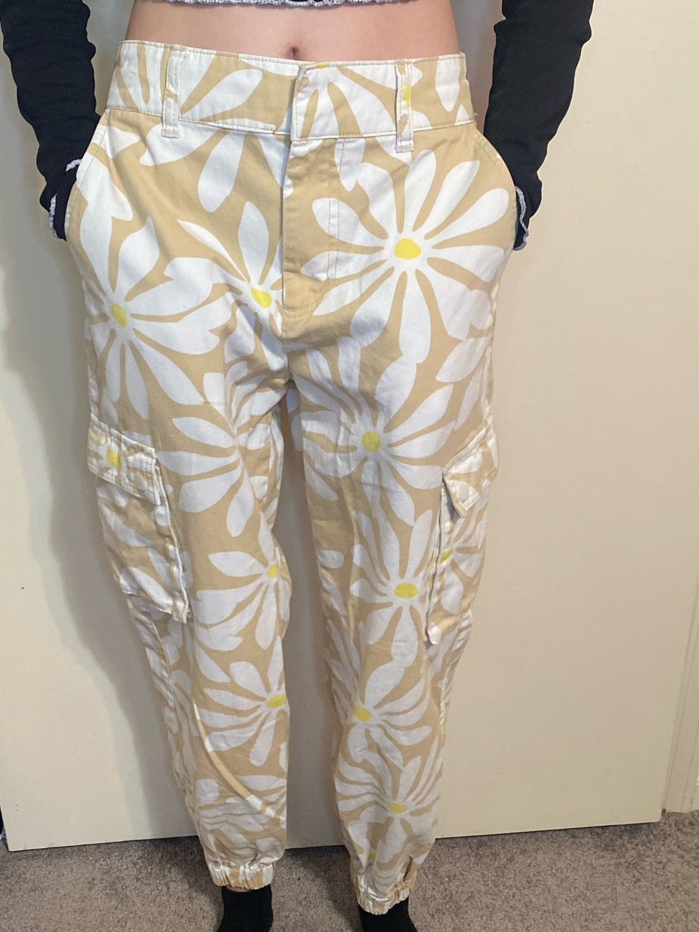 Forever 21 Beige Cargo Joggers with White Daisy Print size small - Picture 3 of 12